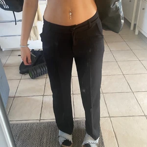 Kostymbyxor  - Säljer mina nya kostymbyxor från madlady. Nypris är 500kr