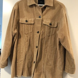 Zara Jacka - Manchesterjacka från Zara. Köpt för ett par år sedan men är i fint skick och är sparsamt använd. Xs men oversize så funkar xs-m