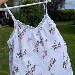 Blommigt linne Holister  - Superfint linne att ha till både shorts, jeans och kjol. Köpt från Hollister och använder en eller två gånger. Linnet är tyvärr för litet men perfekta sommarplagget  Köparen står för frakten 