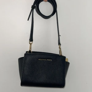 Michael kors väska - Axelremsväska från Michael kors med inbyggd korthållare, gammal modell knappt använd,  Ny pris 1250kr