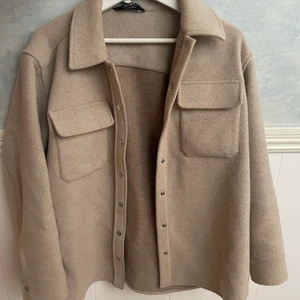 Jacka från & other stories - I bra skick, inte knopprig alls. Köpt för två vintrar sen från & other stories för 1200kr.