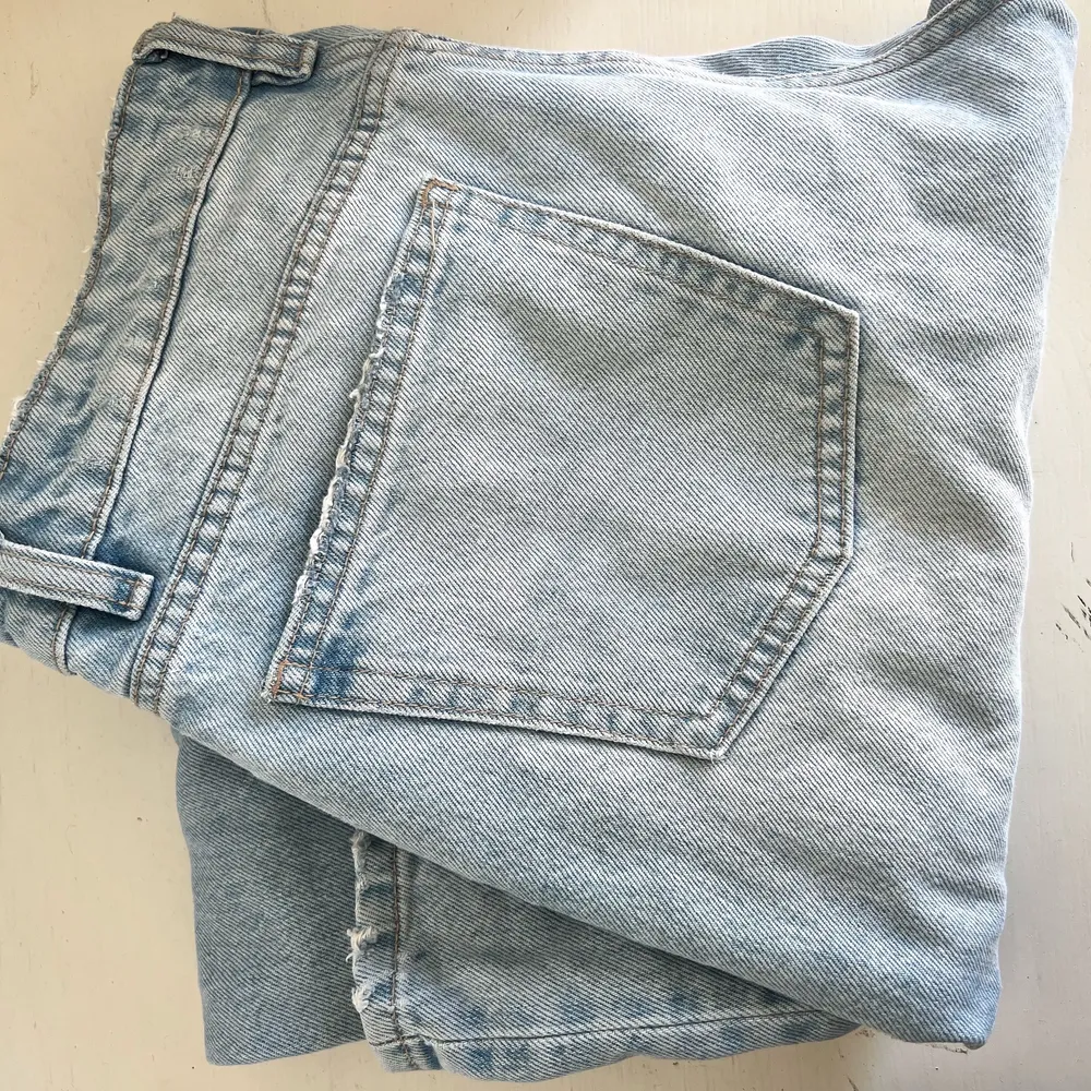 Säljer dessa oanvända populära jeans från zara, storlek 38 men skulle säga att de passar 36/38💛 finns i Jönköping annars står köparen för frakt🥰. Jeans & Byxor.