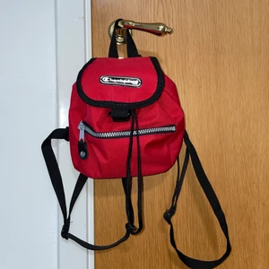 Champion Ryggsäck  - Säljer denna söta ryggsäck från champion då den inte kommer till använding. Hör av dig om eventuella frågor! (Köparen står för eventuell frakt)