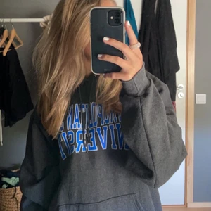 Hoodie - Säljer denna jättesnygga champion hoodien då jag har fööör många hoodies. Köpt för 400kr. Storlek är L och sitter oversized på mig som är 164cm💕💕💕 Direkt pris 300kr