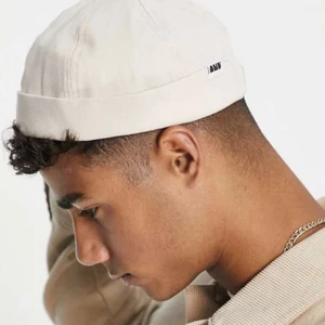 Beige mössa  - Beige mössa från Bershka i storlek M, justerbar💘