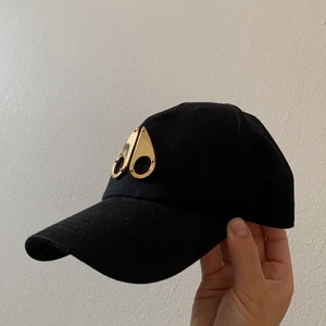 Moose knuckles keps - Tjena! Säljer min Moose keps då den inte längre kommer till användning. Den är använd men i fint skick. Köptes under 2021. Värd ca 2500:-