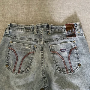 Lågmidjade jeans  - Säljer dessa super fina lågmidjade jeans i storlek 32-34💓