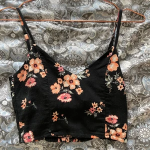 Kort topp med knytning bak  - Sött matchande linne till kjolen från H&M i storlek 34. Knappt använt, nyskick. 