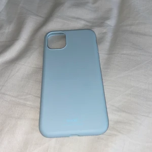 Mobilfodral till iPhone 11 - Holdit - Säljer mitt holdit skal till iPhone 11 då jag ska byta telefon snart och inte kommer ha användning av det.   Köpte det för kanske 2 månader sen o kanske använt de 1 vecka.   Pris kan diskuteras. 