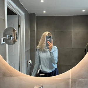 GinaTricot blå hoodie  - En blå hoodie i jätteskönt material från GinaTricot. Ca 1 år gammal, använd en gång. Skriv vid fler frågor eller bilder😇