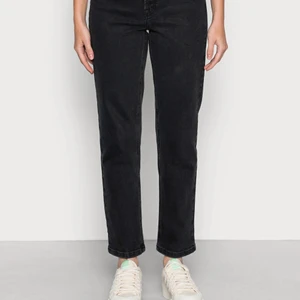 Svarta jeans  - Säljer dessa jeans då jag inte använder dom lämgre, är 167 och passar perfekt för mig. Betalning sker via swish och köparen står för frakten💞💞 Nypris: 1020, dom använda ett fåtal gånger