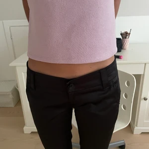 Lågmidjade byxor - Svarta siden/satin byxor från zara. Storlek 36. Helt nya så topp skick!!💖hör av dig vid frågor o köparen står för frakten