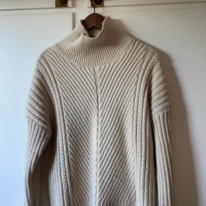 Stickad polo tröja  - Stickad tröja från Bikbok i storlek L  Rätt tjock  Beige 