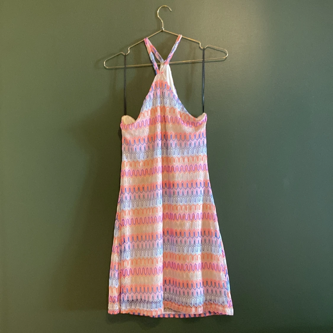 Ny halterneck-klänning