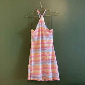 Ny halterneck-klänning - Ny halterneck-klänning ifrån H&M med lappen kvar  Kan mötas upp i Finspång/Linköping eller skickas emot porto 