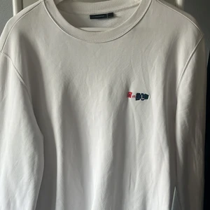 J Lindeberg tröja  - Butikspris 1199, säljer för 399. Väldigt bra skick. Storlek L 