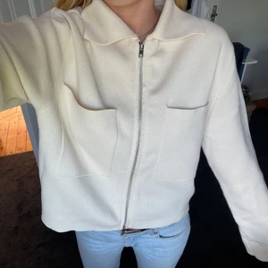 Jacka/ kofta  - Perfekt till hösten som overshirt eller ha som tunn jacka. Knappt använd. Strl S