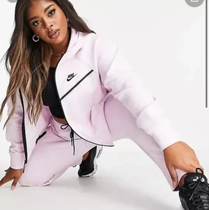 Baby rosa Nike tech - Hej! Jag säljer min helt oanvänd Nike tech som inte kommer till användning tyvärr. Jag köpte de för 2 349kr och säljer de för 999 kr men pris kan Alltid diskuteras. Den är jätte söt och fin. Den är jätte skön och har väldigt bra kvalite. 