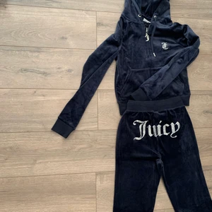 Jucy couture  - HELA SETTET FÖR 900 förosker bli av me de så fort som möjligt därav priset. Settet är köpt för 2110kr. Alla stenar är kvar såklart och settet är endast använd en gång på min födelsedag. Skriv för fler bilder och frågor. 