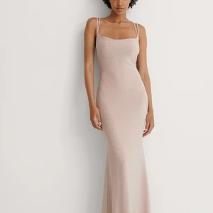 NA-KD balklänning - Säljer denna skitsnygga balklänning från nakd som tyvärr inte kommit till användning. Det är en storlek L men passar mig jättebra som brukar ha M. Köptes för 550 kr och säljer nu för 250 (frakt ej inräknat). Den har lappar kvar och säljs ej på hemsidan.