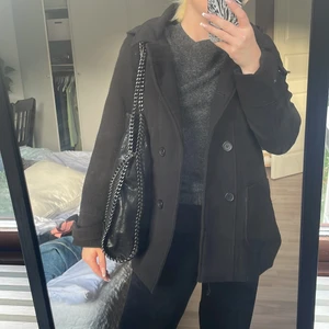 Svart kappa! - Så fin svart lite längre kappa perfekt till hösten. 100% polyester. Från märket atmosphere i storlek 38. Använd ca 5 gånger, så i superbra skick🖤