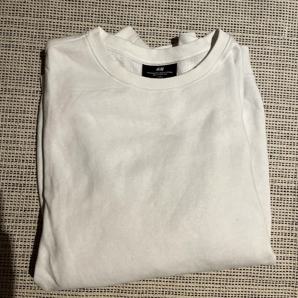 2 tröjor från H&M, en vit i strl L och en brun i strl M. Tröjor & Koftor.