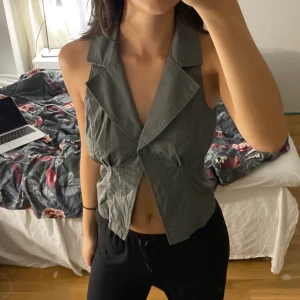 kavajtopp - grå kavajtopp i väldigt fint skick! fyndad på sellpy men aldrig använd av mig 💕 fraktar om det skulle vara av intresse 🥰