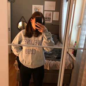 Gina tricot sweatshirt - Jag säljer min babyblå sweatshirt från Gina Tricot i stl Xs💙 Jag säljer den för att jag inte andvänder den längre och den är i mycket bra skick. Hör av dig för intresse och frågor😘