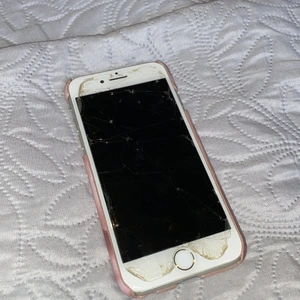 iPhone 8 - Säljer min IPhone 8 då den bara ligger, i fullt fungerande skick & ej låst. Det är endast skyddsglaset på telefonen som är sprucket och inte den vanliga skärmen.  2 skal från Ideal of Sweden fås med vid köp 🤗 Dm för fler frågor/bilder! 