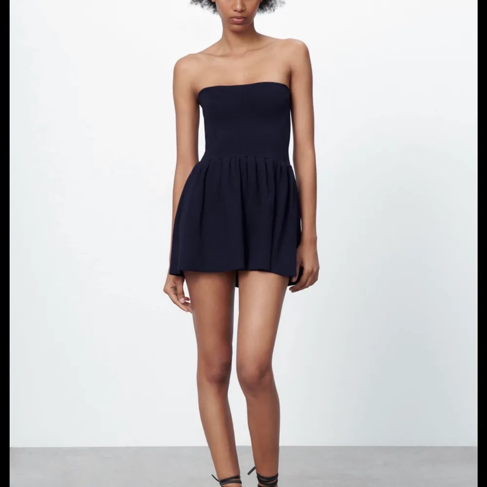 Funderar på att sälja denna klänning/topp från zara. Den fungerar bra som klänning om du är lite kortare, annars jättefin som topp över ett par shorts eller jeans.. Klänningar.