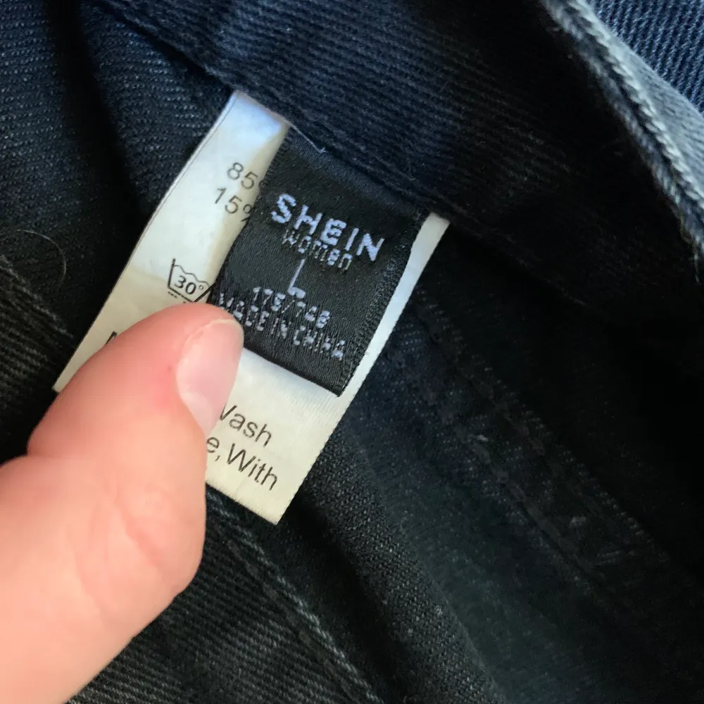 Snygga svarta jeans från Shein. Köpta förra året och mycket välanvända men fortfarande i fint skick! Säljer då de är lite för stora för stora men väldigt bekväma! Kan mötas upp eller skicka . Jeans & Byxor.