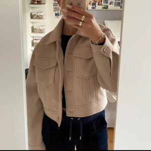 Jacka - Frakt kostar 66kr spårbart BETALNING VIA SWISH ❤️