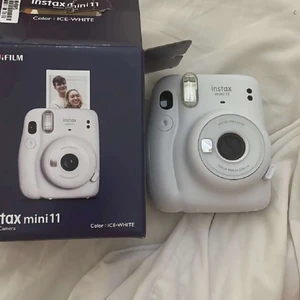 Kamera med bilder  - En helt sprillans ny kamera där bilderna skrivs ut direkt. Bilder går att köpa nästan var som. (Clas Ohlsson, Elgiganten mm) Man kan ta fina bilder i stunden och sedan sätta upp de på väggen eller spara i nostalgi. Den är oanvänd och har inga defekter. 