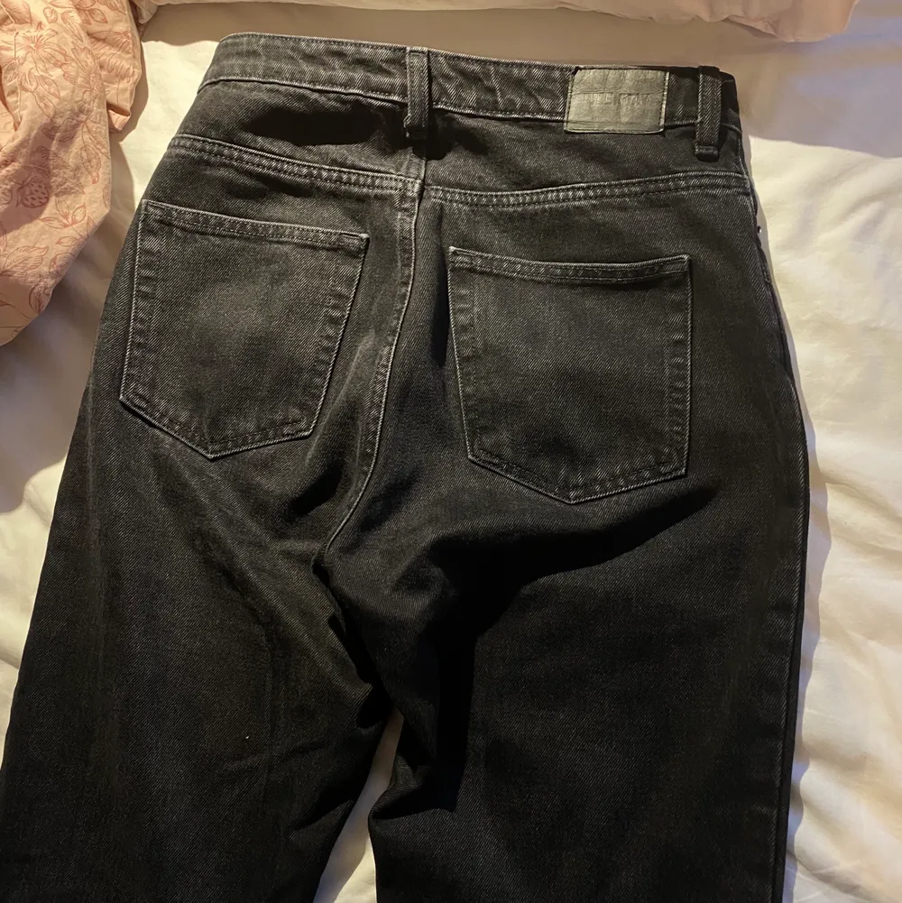 Svarta jeans från Weekday med raka ben i passformen. I fint skick! Waist 27 Längd 28. Jeans & Byxor.