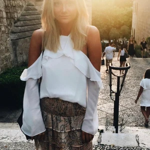 Vit blus - Vit blus med öppna axlar och volanger, supergullig!! Kan mötas i sthlm/samfrakta.