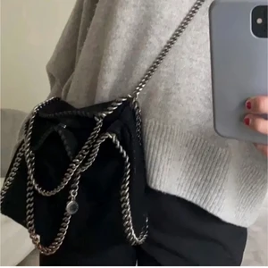 Stella McCartney väska - Säljer min fina Stella McCartney väska då jag inte får någon användning av den.  Köpte den här på plick för ca några månader sedan då den var näst intill ny. Inga defekter osv endast rost på kedjan. Dustbag ingår och väskan är köpt på mythresa☺️ Möts upp!!