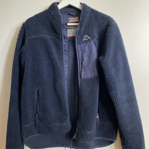 Teddyjacka från kappa - Marinblå teddyjacka från kappa perfekt till hösten💖passar både xs och S. Pris kan diskuteras:)