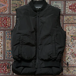 Dsquared2 väst - Dsquared2 väst i storlek 50/L passar även om man är M. Köpt från NK för 6999kr. Använd 5-6 och bara hängt under tiden. Tjock och varm är den, funkar väldigt bra till hösten och våren, har även haft på mig den på vintern med en tjock luv tröja under.