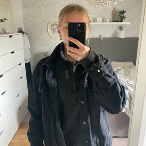 Svart jeansjacka - Jeansjacka ifrån hm. Snålt använd o säljer den därför, men inga fel på den! Den sitter oversized på mig om i vanliga fall har xs/s. Tryck inte på köp direkt för då blir köpet ogiltigt