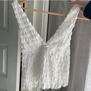 Trendig topp - Intressekoll på min slutsålda och eftertraktade topp från pull and bear! Den är i storlek XS och är i nyskick! Köpt här på plick för 350. skriv privat om du är intresserad eller har några funderingar💗 jag kan frakta eller mötas upp!