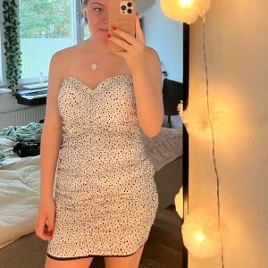 Klänning - Aldrig använd (lappen kvar) Köpt för 799kr Stl 42 (passar mig som är 36/38) Kan mötas upp/skickar (+frakt)