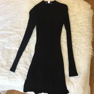 Ribbad svart klänning. Använt max två gånger. Mjukt material. Med polo och ribbat material.