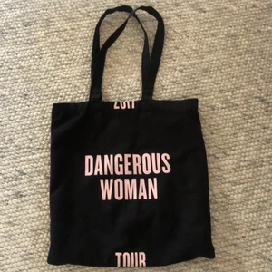 Ariana grande väska  - Intressekoll på denna fina arianagrande tygpåsen, ganska stor. så man får plats med mycke saker! OBS tryck inte på köp nu! Betalning sker via Swish🫶🏼