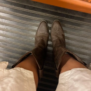 Cowboy skor/stövlar - Säljer mina cowboy skor pga jag inte använder dem tillräckligt mycket som jag önskat. Dem är väl omghändertagna och har därför minimala skråmor efter användning!