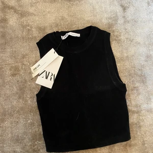 Svart zara top  - En gullig top från Zara, aldrig använd!  Frakt tillkommer, kram Ebba 