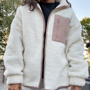 Höstjacka - Säljer nu denna fluffiga höstjackan från cubus💕Använd få gånger och i nyskick, säljer då den inte kommer till användning💕Skriv privat eller kommentera vid intresse💕Köparen står för frakten