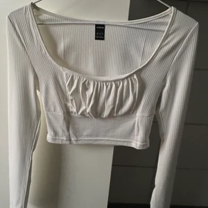 Toppar - En vit tröja från shein, säljer för 30 kr