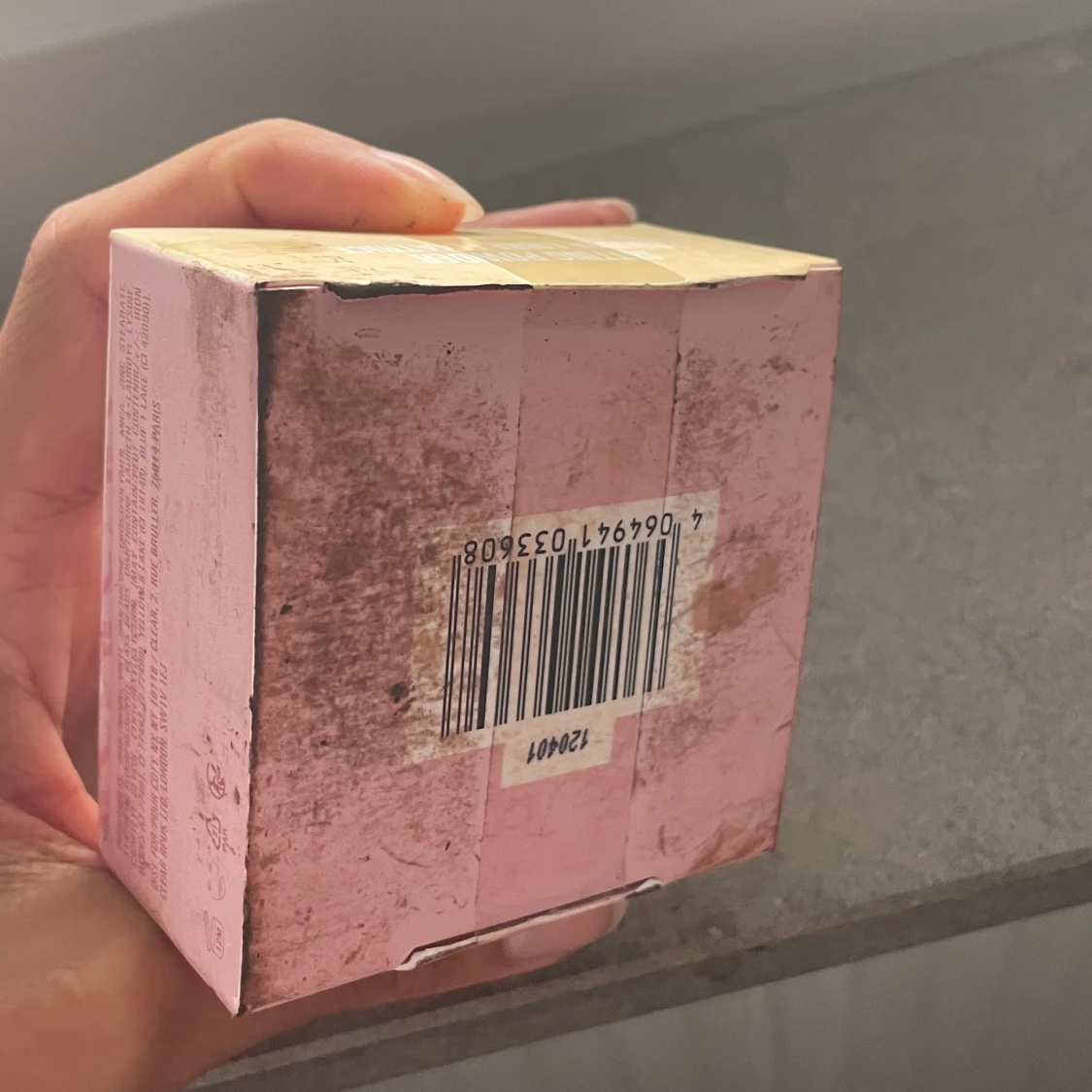 Kylie Jenners setting powder  - 91