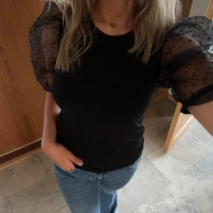 Topp, Gina tricot  - Snygg festtopp med puffärmar, från Gina tricot. Har använts ett fåtal gånger, är i mycket bra skick! Köparen betalar frakten (39kr)🥂🥂🖤