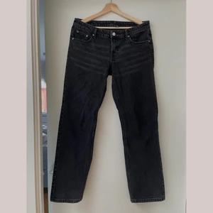 Arrow low straight jeans  - GÅR FORTFARANDE ATT KÖPA! Säljer dessa snygga lågmidjade jeans ifrån weekday i storlek 29/30. (Skriv för fler mått) Köparen står för frakten och betalning sker privat via swish, så tryck INTE på köp nu!!!!